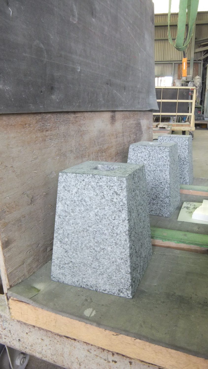 束石　沓石　赤御影石　カパオ柱石　角型（標準型）4.5寸　2個　135×190×195mm　貫通穴無し  本磨き仕上げ　代引不可