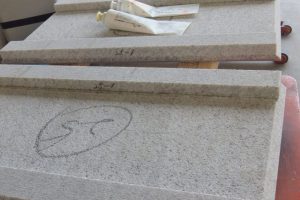 柱を飾る羽目をビアンコカルディガンで制作中！