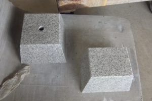 白御影石にて沓石制作しました
