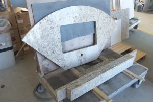 R形状カウンター　ジャロサンタセシリアで穴あけ制作！