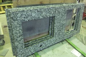 シンク用の穴あけ加工。キッチンカウンター