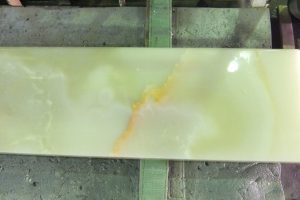 グリーンオニキスで暖炉天板を制作