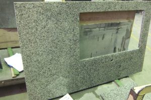 キッチンカウンター　白御影石　G655で制作中！