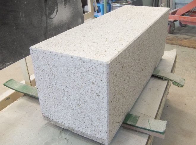 G682 ずっしり！ビシャン仕上げの沓脱石【作業風景】