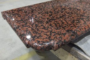 バルモラルレッド　フィンランド産で製作♪寒さに耐えた御影石！