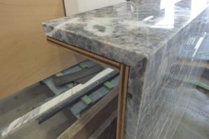 フィオールデペスコカルニコ　ご要望にお応えします！大型カウンターはトメ接着+ベニア仕上げで。