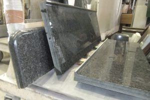 インパラブラック　温泉に設置のスクリーン＆さじ付き桶台！ノンスリ溝加工の湯渕が勢ぞろい♪